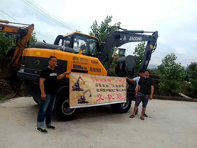 江西宜春抓木機(jī)寶鼎銷售點(diǎn)客戶交車介紹