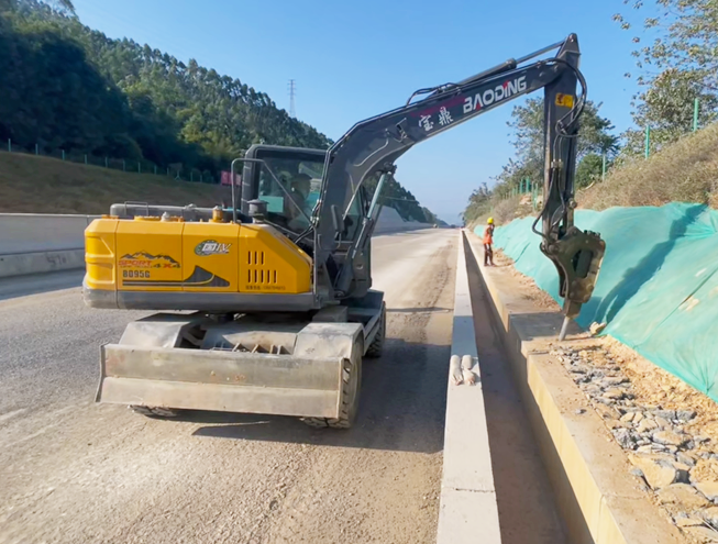 寶鼎BD95G輪式挖掘機，破碎錘路面工作